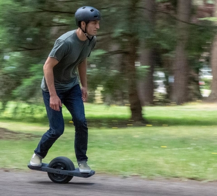 7Ah 1000W ขับเคลื่อนล้อเดียว Skateboard พร้อมไฟประกาย