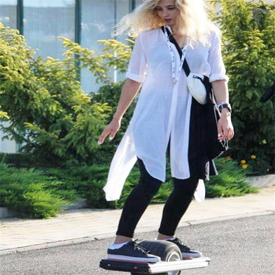 สเก็ตบอร์ดไฟฟ้า 700W Hoverboard ล้อเดียว 18-25 กม. พร้อมยางที่เสถียร