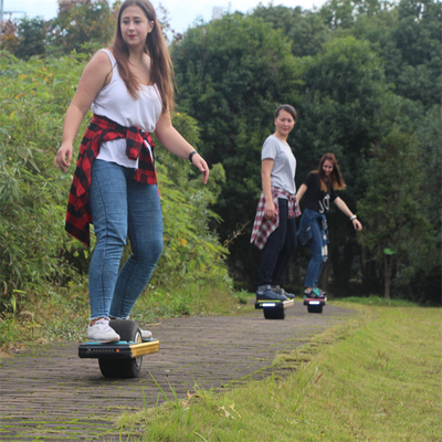 กระดานโต้คลื่น Onewheel แบบแมนนวลอัตโนมัติพร้อมล้อขนาดใหญ่อยู่ตรงกลาง