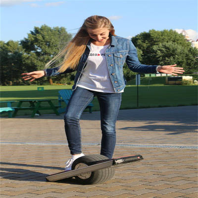 กระดานโต้คลื่นไฟฟ้า Onewheel 18-25km สเก็ตบอร์ดแบบแมนนวลหนึ่งล้อพร้อมรางยาม